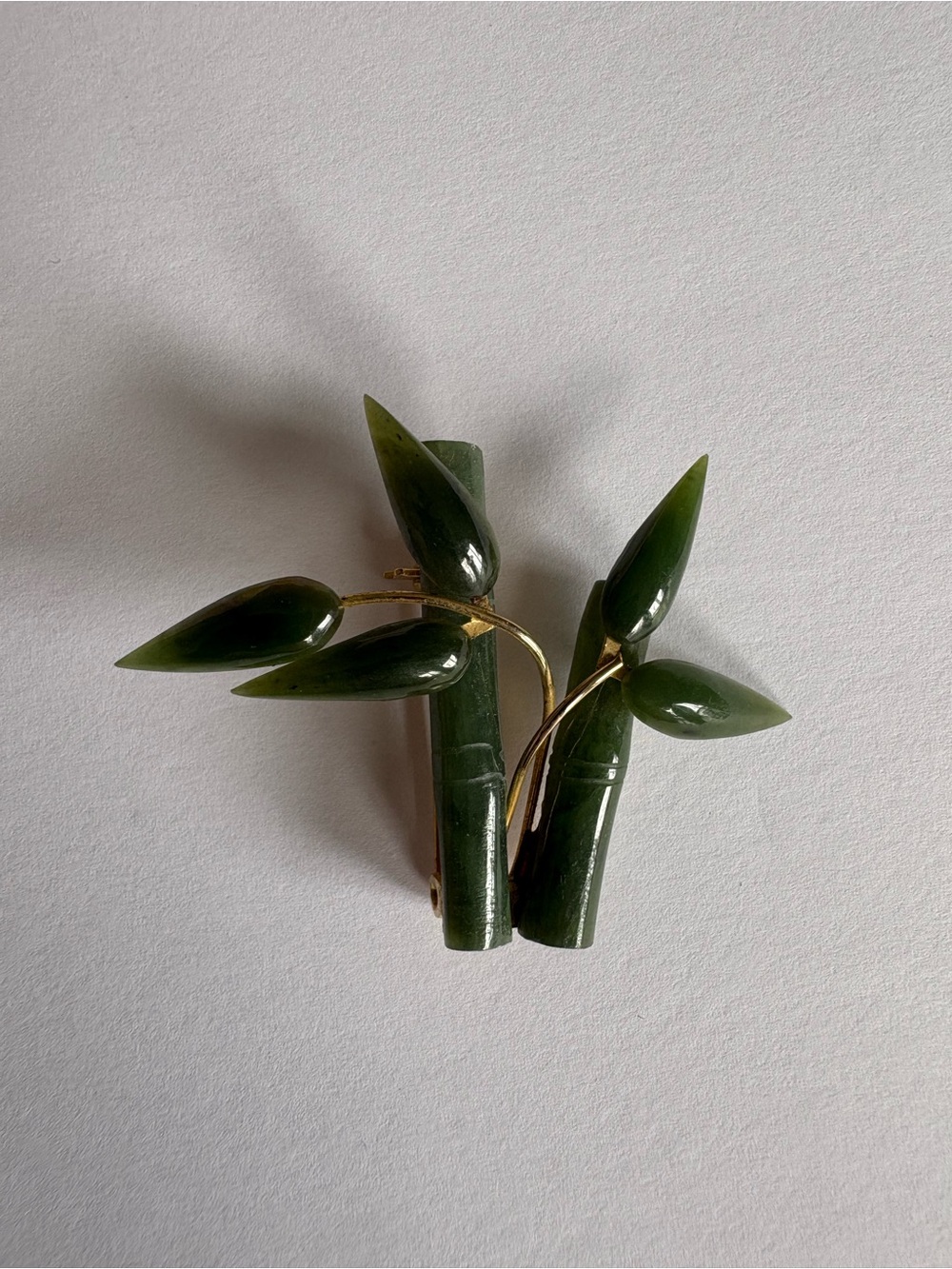 VNTG‎ Jadite Carved Bamboo Branch Leaf Gold Tone Brooch Contemporary Minimalist